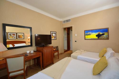 Habitación Triple del hotel LH Hotel Lloyd Roma. Foto 2