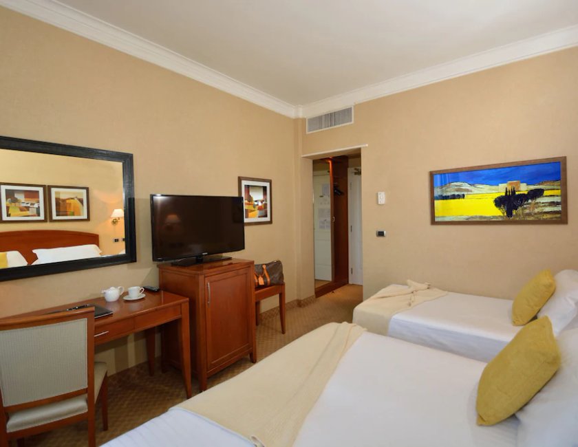 Habitación Triple del hotel LH Hotel Lloyd Roma. Foto 3