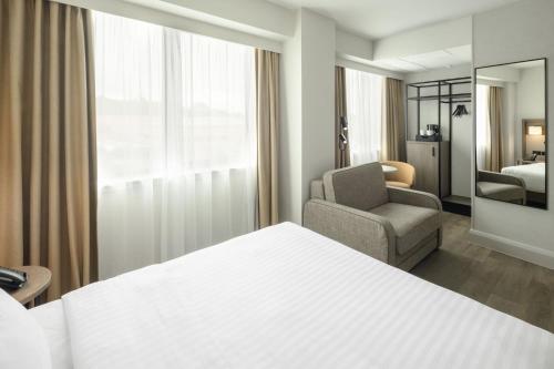 Habitación con cama extragrande del hotel AC Birmingham NEC & Airport. Foto 6