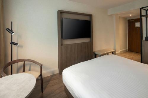 Habitación con cama extragrande del hotel AC Birmingham NEC & Airport. Foto 9
