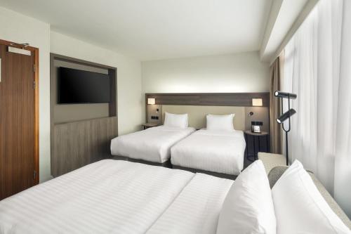 Twin Room with Two Single Beds and Sofa Bed del hotel AC Birmingham NEC & Airport. Foto 4
