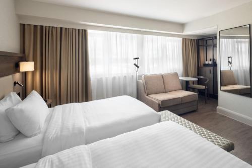 Twin Room with Two Single Beds and Sofa Bed del hotel AC Birmingham NEC & Airport. Foto 6