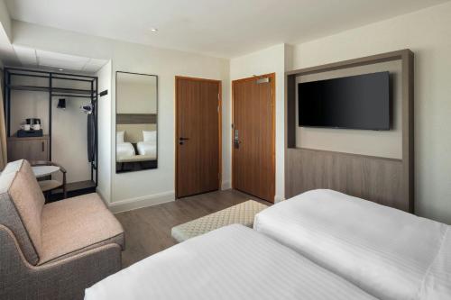 Twin Room with Two Single Beds and Sofa Bed del hotel AC Birmingham NEC & Airport. Foto 9