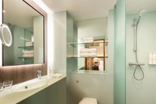 Executive Twin Room with Two Single Beds and Sofa Bed del hotel AC Birmingham NEC & Airport. Foto 11