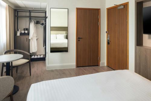 Habitación Executive con cama extragrande del hotel AC Birmingham NEC & Airport. Foto 9
