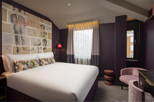 Habitación Signature con cama doble grande del hotel Seraphine Kensington Olympia. Foto 1