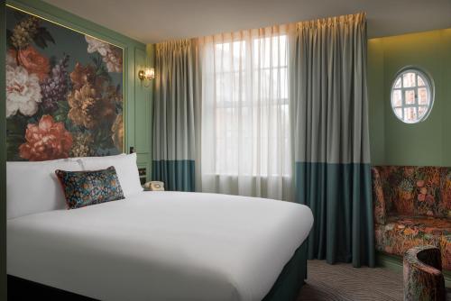 Habitación Signature con cama doble grande del hotel Seraphine Kensington Olympia. Foto 2
