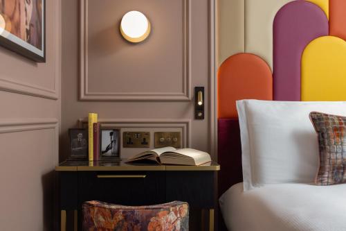 Habitación Signature con cama doble grande del hotel Seraphine Kensington Olympia. Foto 3