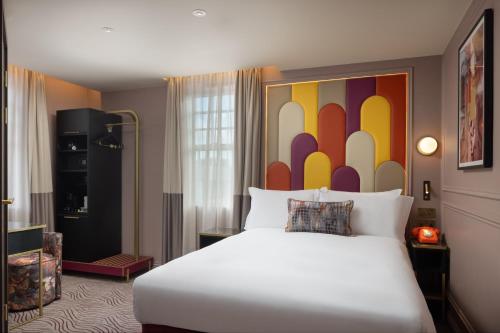Habitación Grand con cama grande del hotel Seraphine Kensington Olympia