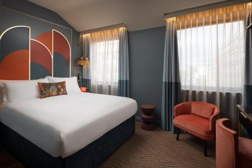 Habitación Grand con cama grande del hotel Seraphine Kensington Olympia. Foto 1