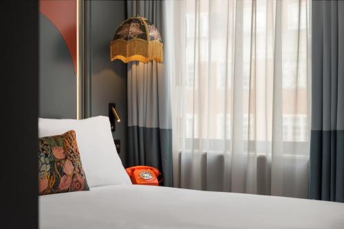 Habitación Grand con cama grande del hotel Seraphine Kensington Olympia. Foto 3