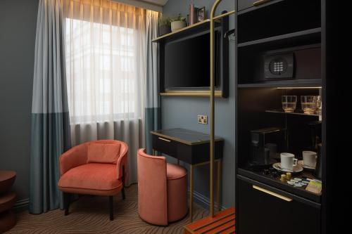 Habitación Grand con cama grande del hotel Seraphine Kensington Olympia. Foto 4