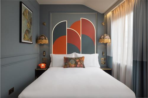 Habitación Grand con cama grande del hotel Seraphine Kensington Olympia. Foto 6