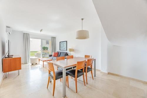 Apartamento Superior de 2 dormitorios con vistas al mar del hotel Ramada Hotel and Suites by Wyndham Costa del Sol Fuengirola. Foto 4