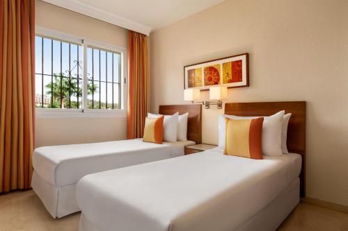 Apartamento Prémium con 2 dormitorios y vistas al mar del hotel Ramada Hotel and Suites by Wyndham Costa del Sol Fuengirola. Foto 3
