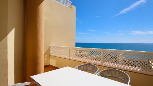 Suite Principal Clásica de 1 dormitorio del hotel Ramada Hotel and Suites by Wyndham Costa del Sol Fuengirola. Foto 1