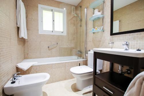 Apartamento Premium de 2 dormitorios del hotel Ramada Hotel and Suites by Wyndham Costa del Sol Fuengirola. Foto 1