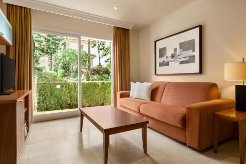 Apartamento Premium de 2 dormitorios del hotel Ramada Hotel and Suites by Wyndham Costa del Sol Fuengirola. Foto 3