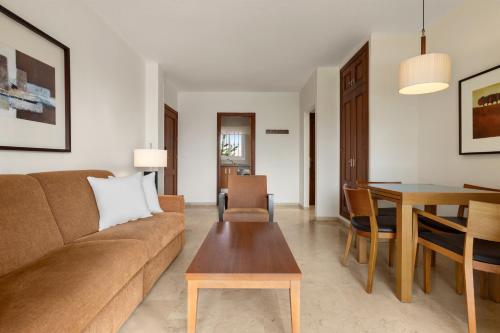 Apartamento Prémium con 2 dormitorios y vistas al mar del hotel Ramada Hotel and Suites by Wyndham Costa del Sol Fuengirola. Foto 7
