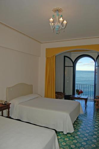 Habitación Cuádruple con vistas al mar del hotel Lido Mediterranee. Foto 6