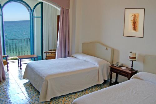 Habitación Cuádruple con vistas al mar del hotel Lido Mediterranee. Foto 7