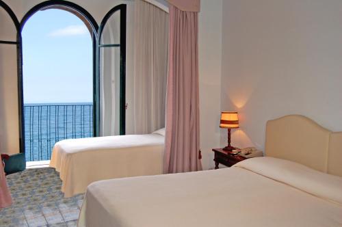 Habitación Triple con vistas al mar del hotel Lido Mediterranee. Foto 9