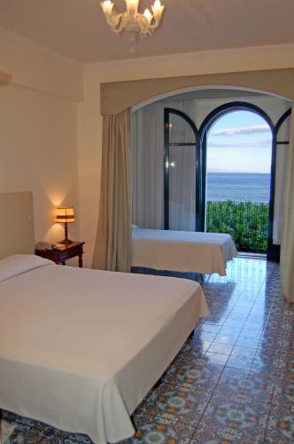 Habitación Triple con vistas al mar del hotel Lido Mediterranee. Foto 10