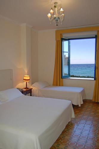 Habitación Triple Económica con vistas al mar del hotel Lido Mediterranee. Foto 3