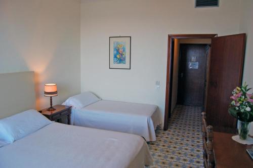 Habitación Triple Económica con vistas al mar del hotel Lido Mediterranee. Foto 4