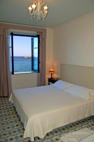 Habitación Triple Económica con vistas al mar del hotel Lido Mediterranee. Foto 6