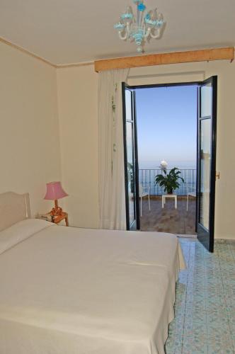 Habitación Doble Superior con vistas al mar - 1 o 2 camas del hotel Lido Mediterranee. Foto 11