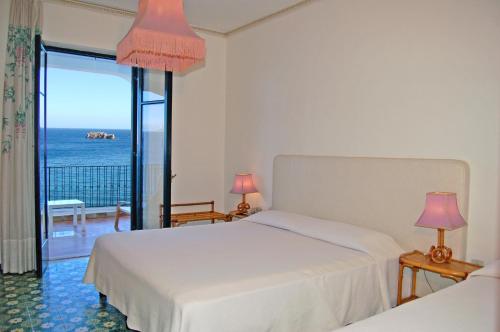 Habitación Triple Superior con vistas al mar del hotel Lido Mediterranee. Foto 9