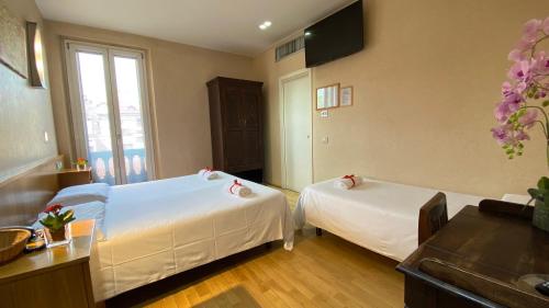Habitación Triple Clásica del hotel Eurohotel. Foto 5