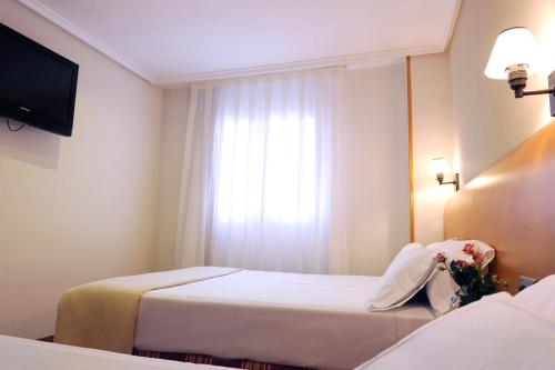 Habitación Doble con cama supletoria del hotel El Churra. Foto 1