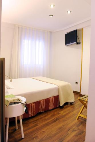 Habitación Triple Clásica del hotel El Churra. Foto 8