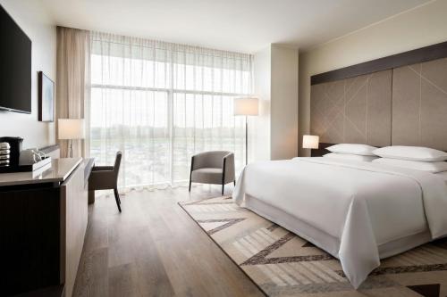Habitación Deluxe con cama extragrande del hotel Sheraton Milan Malpensa Airport and Conference Center. Foto 4