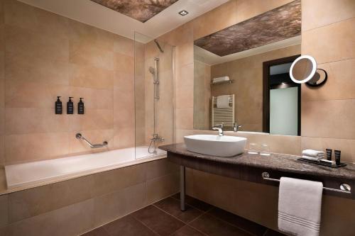 Habitación Club Executive con acceso al club lounge - 1 cama extragrande del hotel Sheraton Milan Malpensa Airport and Conference Center. Foto 6