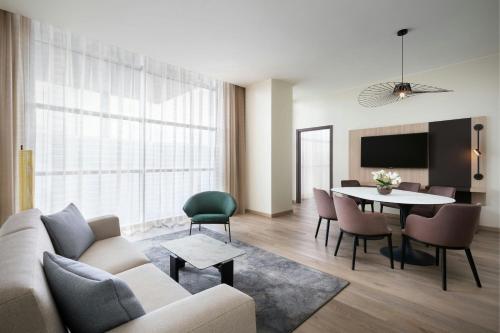 Suite Diplomática del hotel Sheraton Milan Malpensa Airport and Conference Center. Foto 4