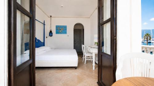 Habitación Doble Deluxe con vistas al mar del hotel Sighientu Resort. Foto 6