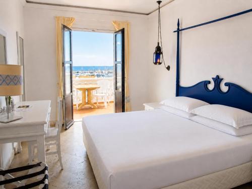 Habitación Doble Deluxe con vistas al mar del hotel Sighientu Resort. Foto 7