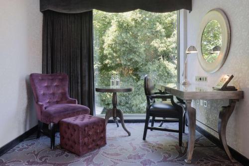 Habitación Doble Deluxe en esquina con cama grande del hotel Hilton London Syon Park