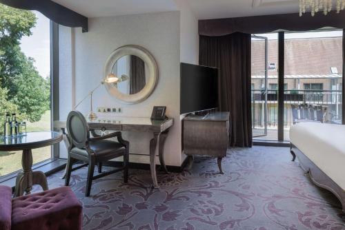 Habitación Doble Deluxe en esquina con cama grande del hotel Hilton London Syon Park. Foto 2