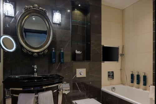 Habitación Doble Deluxe en esquina con cama grande del hotel Hilton London Syon Park. Foto 3