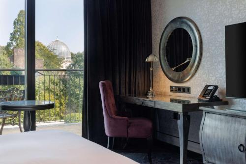 Habitación Doble Deluxe con vistas - 1 cama grande del hotel Hilton London Syon Park. Foto 3