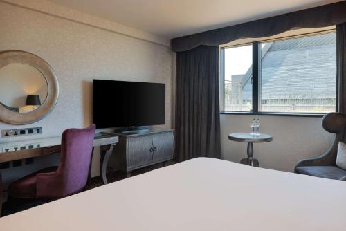 Habitación con cama extragrande del hotel Hilton London Syon Park