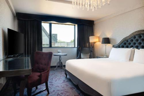 Habitación con cama extragrande del hotel Hilton London Syon Park. Foto 1