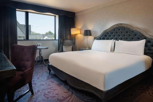 Habitación con cama extragrande del hotel Hilton London Syon Park. Foto 3