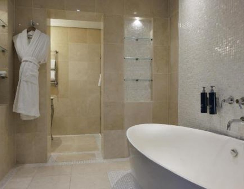 Suite Junior con cama extragrande del hotel Hilton London Syon Park. Foto 1