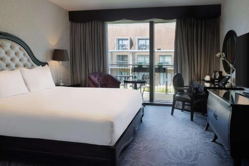 Habitación con cama grande del hotel Hilton London Syon Park