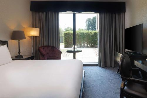 Habitación con cama grande del hotel Hilton London Syon Park. Foto 2